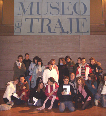 Foto del primer grupo que visitó el museo.